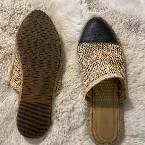 Kaanas summer slippers size 7.5 - Picture 2 of 2